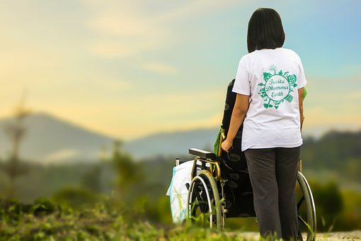 žena s invalidním vozíkem