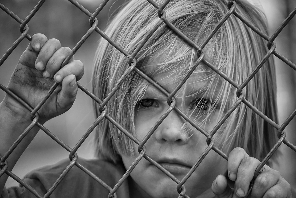 Smutné dítě za plotem