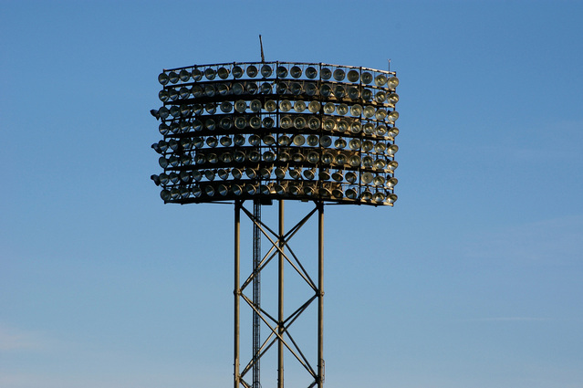 reflektory na sportovním stadionu.jpg